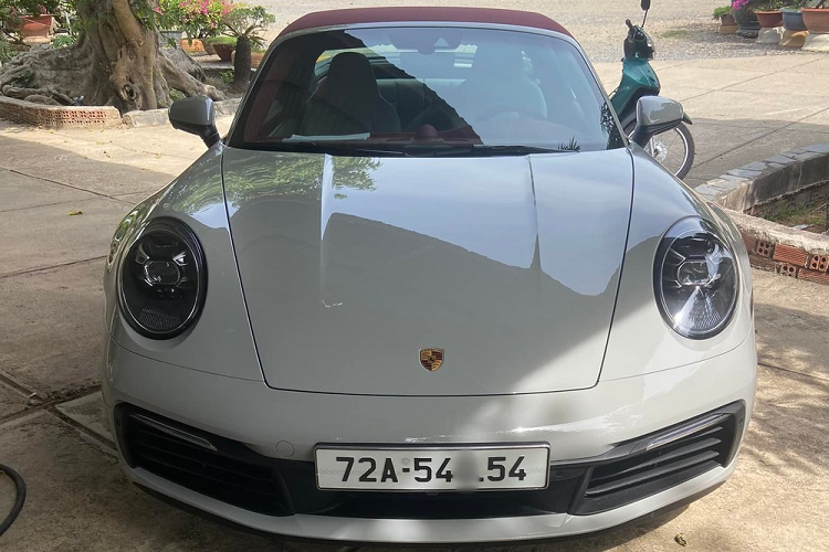 Khác với nhiều xe Porsche 911 mui trần khác, biến thể Targa sử dụng mui xếp mềm rất kỳ công khi có thêm 1 tấm kinh phía sau để bảo vệ mui cũng như người lái và có thể mất gần 19 giây để đóng hoặc mở mui. Khi người lái nhấn nút mở hoặc đóng mui, tấm kính này sẽ nâng về sau để thu mui lại hoặc mở mui lên.