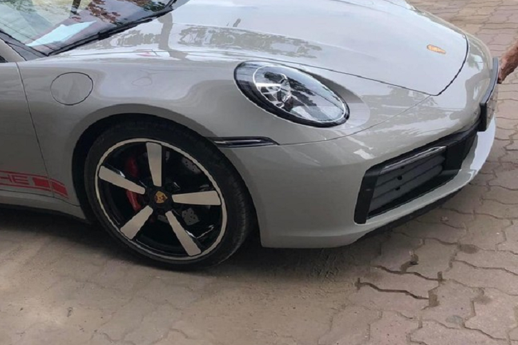 Chiếc xe thể thao mui trần Porsche 911 Targa 4S thế hệ mới nhất của doanh nhân sinh sống tại tỉnh Bà Rịa - Vũng Tàu sở hữu ngoại thất màu trắng cùng tem Porsche và mui mềm màu đỏ nổi bật. Kiểu phối màu mui này nhận được khá nhiều sự quan tâm của giới mê xe trong nước.