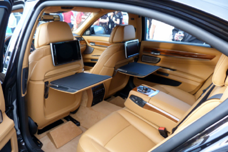 Cửa xe này có hít khi đóng nhẹ cửa xe, bên trong xe các chi tiết da bọc rất sang trọng. Phiên bản 760Li được trang bị động cơ V12 tăng áp kép với dung tích lên tới 6 lít. Với công suất tối đa 540 mã lực cùng mô-men xoắn 750 Nm, chiếc sedan cỡ lớn chỉ mất 4,6 giây để đạt 100 km/h từ khi đứng yên.