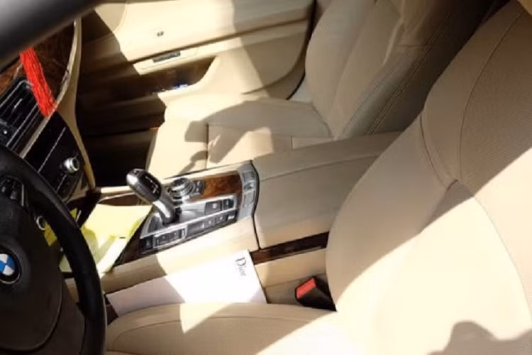 Nội thất chiếc BMW này có gỗ tự nhiên ốp, da bọc toàn bộ nội thất và màn hình giải trí cũng như quản lý thông tin, camera hành trình…Nội thất của xe được trang bị dàn âm thanh hi-end tới từ thương hiệu loa Bang &amp; Olufsen nổi tiếng.