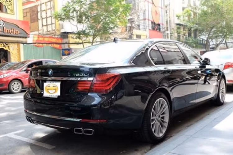 Nội thất đằng sau xe cực sang trọng với 2 màn hình giải trí cỡ lớn độc lập gắn ở lưng ghế trước, cả bàn làm việc gắn ở lưng ghế. Mức giá xe BMW 760 li 2012 chào bán 3,1 tỷ đồng sau 10 năm, như vậy chủ xe sẽ bị khấu hao mất khoảng gần 4 tỷ đồng.