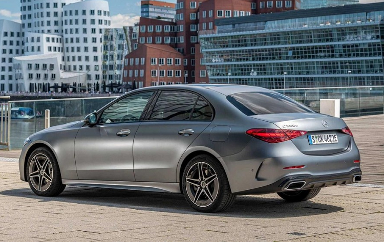 Mercedes-Benz C300 AMG 2022 sap ve Viet Nam, gioi han 200 chiec-Hinh-2