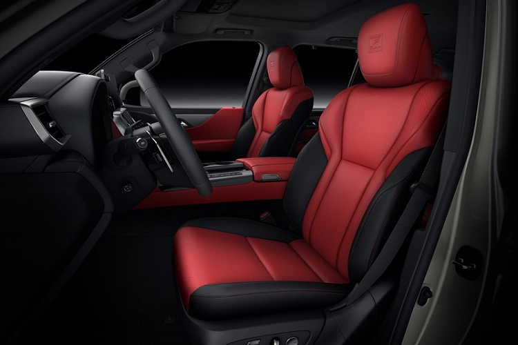 Bên trong khoang cabin Lexus LX 600 F Sport cũng có sự khác biệt với vô lăng thể thao bọc da cao cấp. Hệ thống ghế ngồi, đặc biệt là hàng ghế lái có thiết kế thể thao, được bọc da màu đỏ Circuit Red để đảm bảo tính thể thao cần thiết, đồng thời không làm mất đi sự sang trọng vốn có. Toàn bộ phần tựa đầu được dập nổi logo F-Sport ấn tượng.