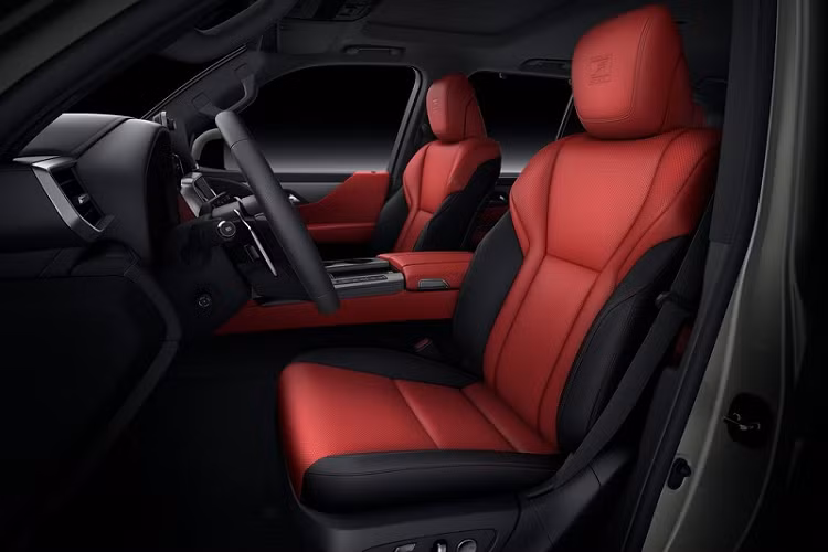 Bên trong khoang cabin Lexus LX 600 F Sport cũng có sự khác biệt với vô lăng thể thao bọc da cao cấp. Hệ thống ghế ngồi, đặc biệt là hàng ghế lái có thiết kế thể thao, được bọc da màu đỏ Circuit Red để đảm bảo tính thể thao cần thiết, đồng thời không làm mất đi sự sang trọng vốn có. Toàn bộ phần tựa đầu được dập nổi logo F-Sport ấn tượng.