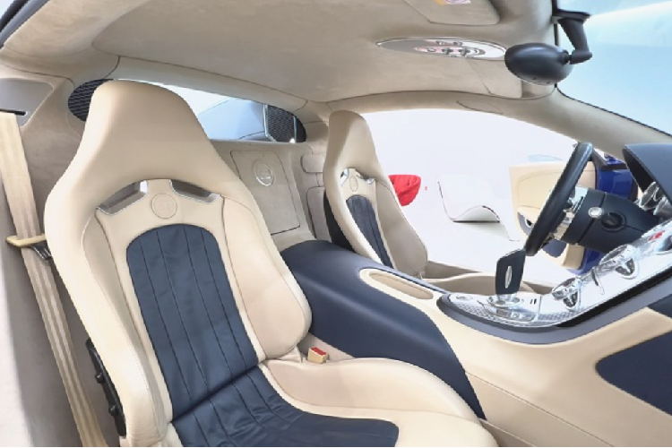 Mô tả trên Bring a Trailer cho biết rằng ngoài bộ lốp mới được nâng cấp bởi Bugatti Newport Beach vào tháng 12/2021, chiếc Veyron của Manny còn được thay thế dầu động cơ, nước làm mát và dầu hộp số.