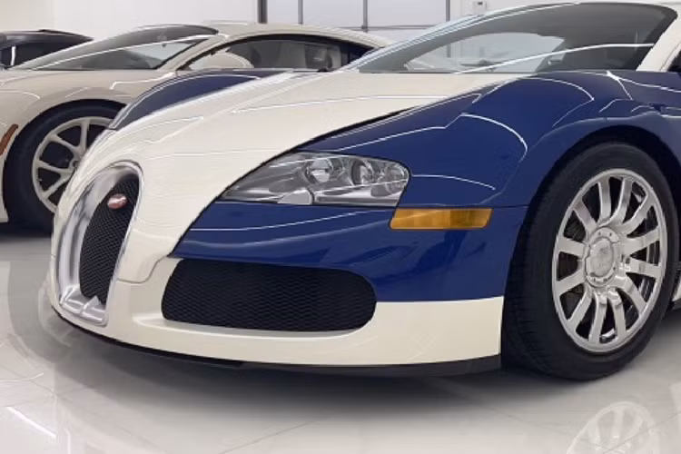 Chiếc Bugatti Veyron đời cũ này đã di chuyển tổng quãng đường 14.000 dặm (khoảng 22.530 km) và hiện đang thu hút số lượng lớn người quan tâm với giá chào hàng cao nhất là 1 triệu USD (khoảng 22,8 tỷ đồng).