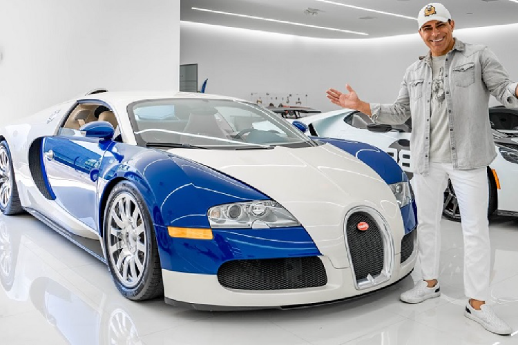Tô điểm cho ngoại thất cho chiếc Bugatti Veyron của Manny Khoshbin (ông trùm bất động sản ở Mỹ) là hai tông màu trắng/xanh đẹp mắt. Chiếc hypercar này “cưỡi” trên bộ mâm tiêu chuẩn và mới được Manny Khoshbin nâng cấp lên bộ lốp Michelin Pilot Sport PAX vào tháng 12/2021 với chi phí hơn 34.000 USD (khoảng 776 triệu đồng).