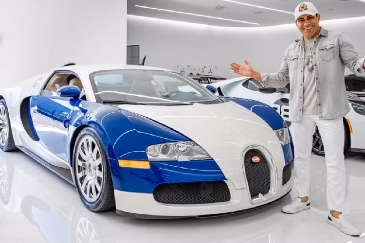 Tô điểm cho ngoại thất cho chiếc Bugatti Veyron của Manny Khoshbin (ông trùm bất động sản ở Mỹ) là hai tông màu trắng/xanh đẹp mắt. Chiếc hypercar này “cưỡi” trên bộ mâm tiêu chuẩn và mới được Manny Khoshbin nâng cấp lên bộ lốp Michelin Pilot Sport PAX vào tháng 12/2021 với chi phí hơn 34.000 USD (khoảng 776 triệu đồng).