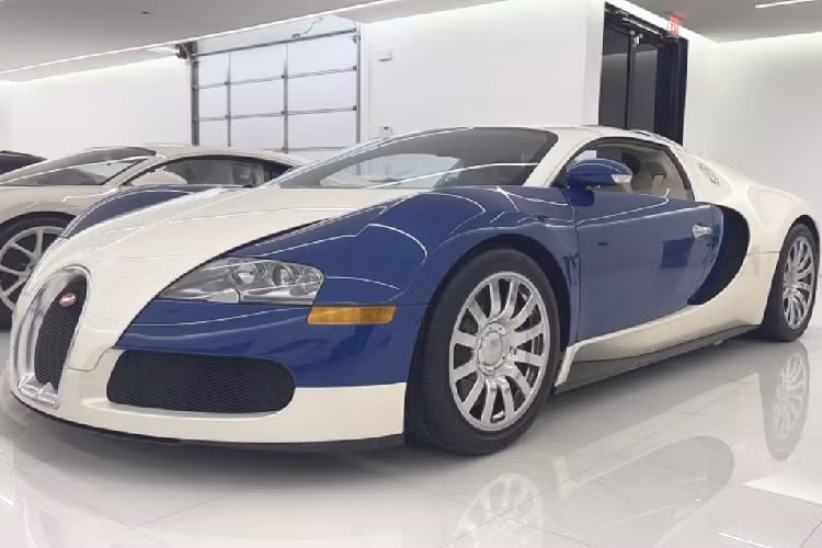 Bên trong khoang cabin, chiếc Bugatti Veyron màu độc này có ghế ngồi bọc da màu be với các điểm nhấn màu xanh lam. Chất liệu da cao cấp cũng xuất hiện trên các tấm ốp cửa, bảng điều khiển trung tâm và tựa đầu.