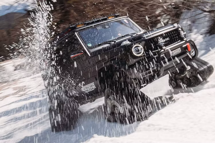 Chiếc Mercedes-Benz G500 độ bánh xe tăng này cũng được trang bị bộ chắn bùn mở rộng để có thể phù hợp hơn với hệ thống bánh xích. Các bánh xích của xe có thể tháo rời và chiếc SUV có thể sử dụng bánh xe thông thường trong những tháng mùa hè.