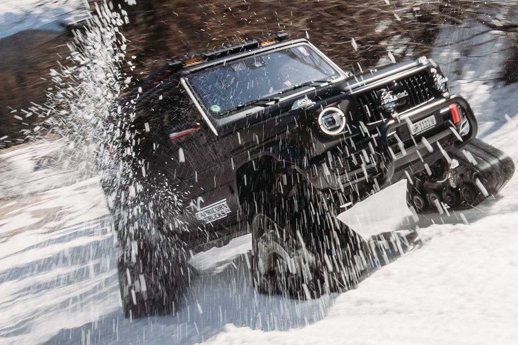 Chiếc Mercedes-Benz G500 độ bánh xe tăng này cũng được trang bị bộ chắn bùn mở rộng để có thể phù hợp hơn với hệ thống bánh xích. Các bánh xích của xe có thể tháo rời và chiếc SUV có thể sử dụng bánh xe thông thường trong những tháng mùa hè.