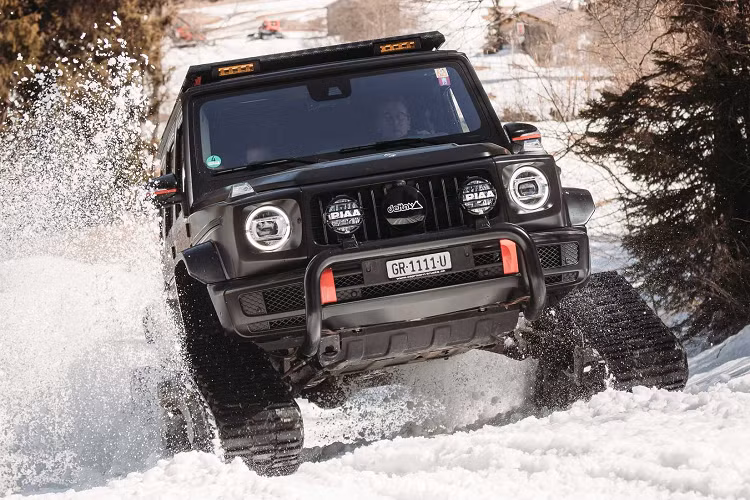 Sau đó, việc nâng cấp hệ thống treo và các phê duyệt cần thiết đã bổ sung thêm khoảng 19.000 Euro cho chiếc xe này. Người dùng còn phải bỏ ra 20.000 Euro cho các tính năng bổ sung khác nhau như cản trước được sửa đổi với giá nóc và bộ bánh xe bổ sung.