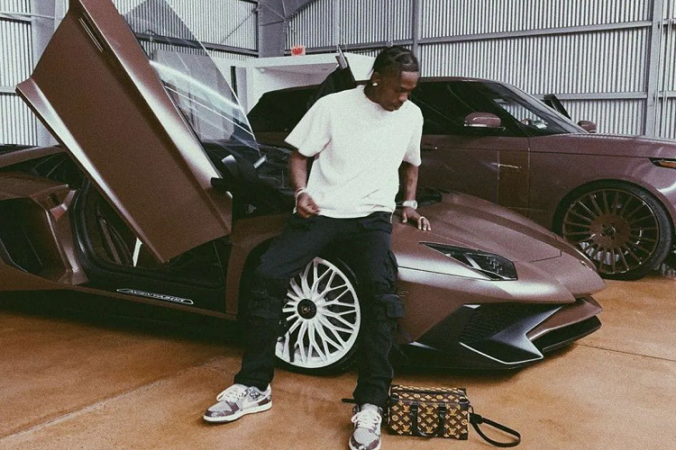 Bộ sưu tập siêu xe đắt đỏ của Travis Scott còn phải kể đến Lamborghini Aventador SV Roadster cũng có màu sơn ngoại thất chocolate trị giá 280.000 USD (khoảng 6,51 tỷ đồng). Chiếc xe này là món quà sinh nhật lần thứ 27 mà bạn gái Kylie Jenner dành tặng nam rapper.