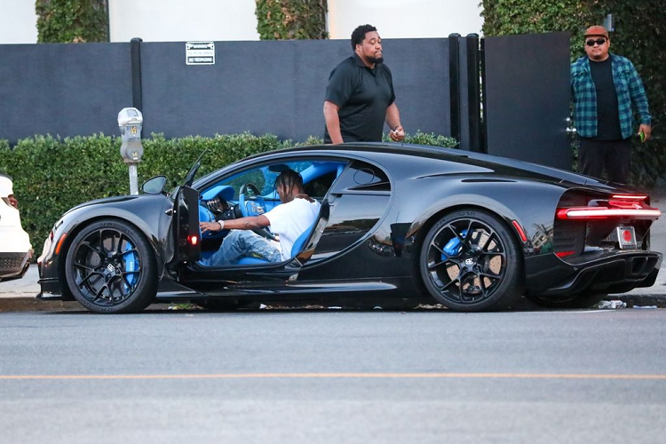 Ngoài chiếc Chiron mới tậu, Travis Scott còn sở hữu một mẫu Chiron tiêu chuẩn, trị giá 3 triệu USD (khoảng 69,7 tỷ đồng) và một chiếc siêu SUV Lamborghini Urus màu chocolate lạ mắt.