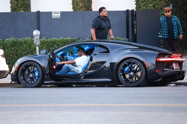 Ngoài chiếc Chiron mới tậu, Travis Scott còn sở hữu một mẫu Chiron tiêu chuẩn, trị giá 3 triệu USD (khoảng 69,7 tỷ đồng) và một chiếc siêu SUV Lamborghini Urus màu chocolate lạ mắt.