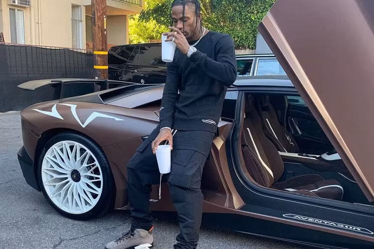 Lamborghini Aventador SV Roadster được trang bị động cơ hút khí tự nhiên V12 6.5L, công suất 750 mã lực tại vòng tua máy 8.400 vòng/phút và mô-men xoắn cực đại 690 Nm, hộp số ISR 7 cấp. Siêu xe chỉ mất 2,8 giây để tăng tốc 0-100 km/h trước khi đạt vận tốc tối đa 350 km/h.