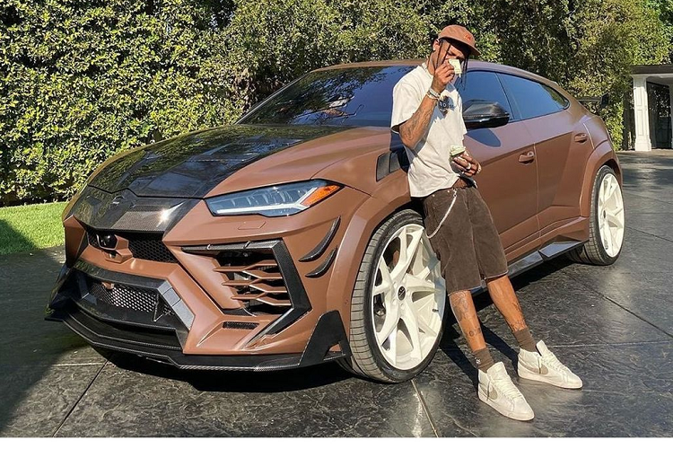 Chưa hết, nam rapper 31 tuổi còn sở hữu một mẫu “siêu xe off-road” Mercedes Maybach G650. Được định hướng là một mẫu SUV sang trọng và đẳng cấp, chính vì vậy mẫu xe này được trang bị hàng ghế sau theo chuẩn thương gia với đầy đủ các tính năng từ massage/sưởi/làm mát, bệ bước chân bên ngoài điều khiển bằng điện, màn hình giải trí 10 inch và một vách ngăn riêng tư với hàng ghế trước.