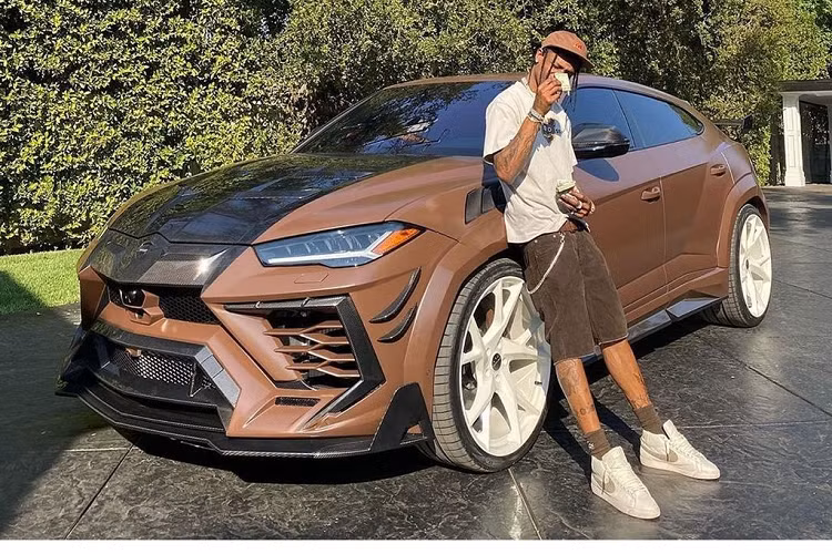 Chưa hết, nam rapper 31 tuổi còn sở hữu một mẫu “siêu xe off-road” Mercedes Maybach G650. Được định hướng là một mẫu SUV sang trọng và đẳng cấp, chính vì vậy mẫu xe này được trang bị hàng ghế sau theo chuẩn thương gia với đầy đủ các tính năng từ massage/sưởi/làm mát, bệ bước chân bên ngoài điều khiển bằng điện, màn hình giải trí 10 inch và một vách ngăn riêng tư với hàng ghế trước.