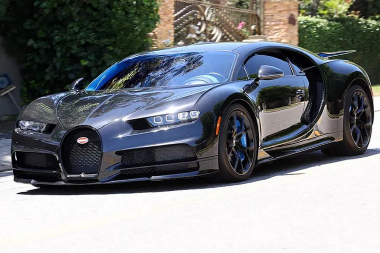 Điểm thu hút nhất của siêu xe Bugatti Chiron Super Sport 300+ chính là khối động cơ quad-turbo W16 8.0L nâng cấp, cho ra công suất 1.578 mã lực, giúp siêu xe thể thao đạt vận tốc tối đa 490 km/h. Tuy nhiên, tất cả xe của khách mua đều được đi kèm bộ giới hạn tốc độ ở mức 442 km/h.