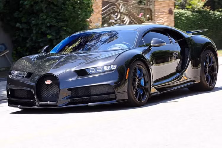 Điểm thu hút nhất của siêu xe Bugatti Chiron Super Sport 300+ chính là khối động cơ quad-turbo W16 8.0L nâng cấp, cho ra công suất 1.578 mã lực, giúp siêu xe thể thao đạt vận tốc tối đa 490 km/h. Tuy nhiên, tất cả xe của khách mua đều được đi kèm bộ giới hạn tốc độ ở mức 442 km/h.