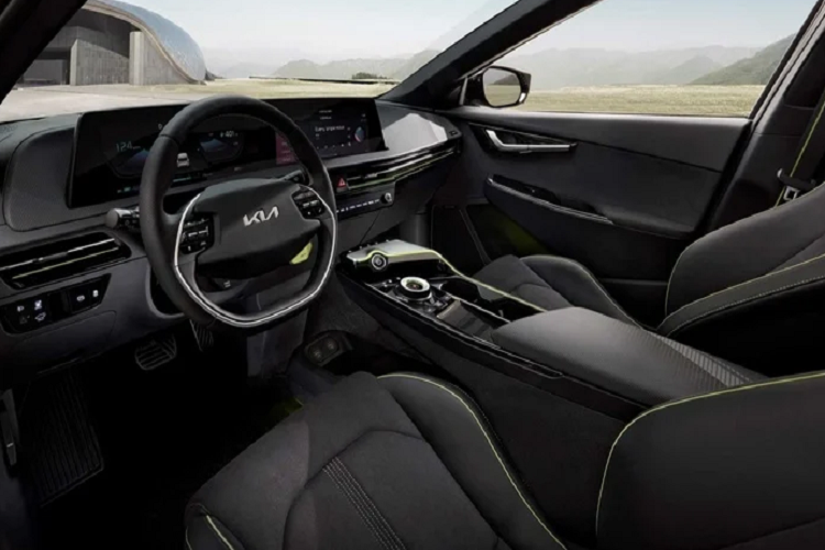 Năng lượng của xe được cung cấp nhờ khối pin niken-coban-mangan 77.4 kWh, cho phạm vi hoạt động lên đến 332 km. Với hệ thống sạc nhanh 800V, Kia cho biết EV6 GT có thể sạc được từ 0 - 70% pin trong vòng chỉ 18 phút.