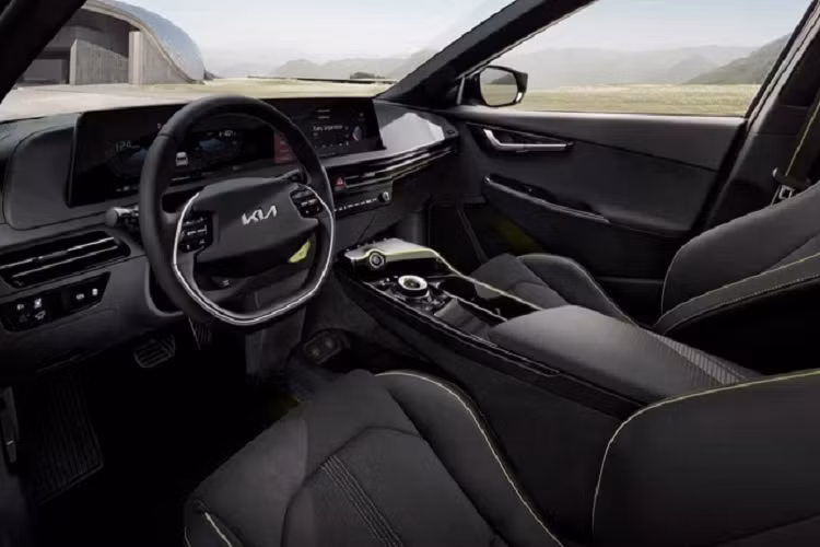 Năng lượng của xe được cung cấp nhờ khối pin niken-coban-mangan 77.4 kWh, cho phạm vi hoạt động lên đến 332 km. Với hệ thống sạc nhanh 800V, Kia cho biết EV6 GT có thể sạc được từ 0 - 70% pin trong vòng chỉ 18 phút.