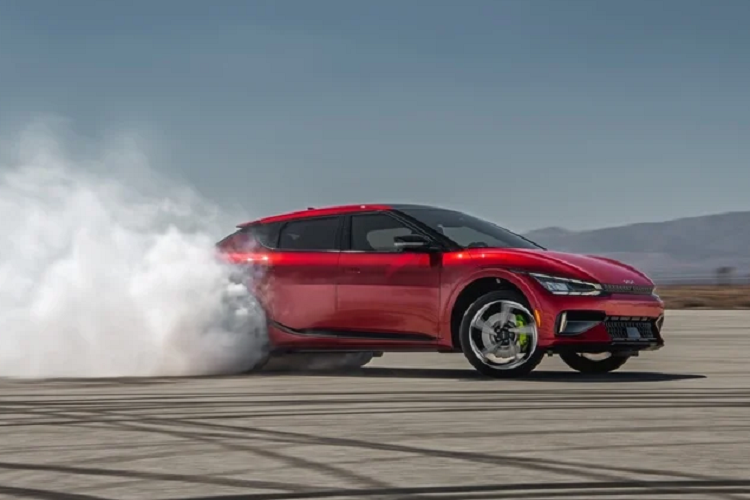 Được phát triển dựa trên nền tảng E-GMP nên xe có kích thước dài 4.680 mm, rộng 1.880 mm và cao 1.550 mm, với chiều dài cơ sở là 2.900 mm. Kia GT và EV6 GT Line thực sự dài hơn và rộng hơn một chút so với bản tiêu chuẩn, bản GT cũng có khoảng sáng gầm thấp hơn.