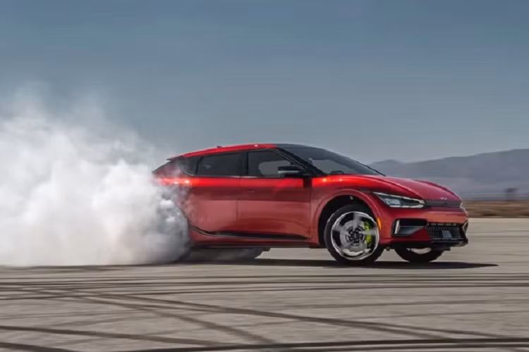 Được phát triển dựa trên nền tảng E-GMP nên xe có kích thước dài 4.680 mm, rộng 1.880 mm và cao 1.550 mm, với chiều dài cơ sở là 2.900 mm. Kia GT và EV6 GT Line thực sự dài hơn và rộng hơn một chút so với bản tiêu chuẩn, bản GT cũng có khoảng sáng gầm thấp hơn.