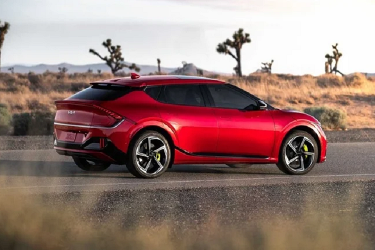 Cụ thể, Kia EV6 GT 2022 sẽ trang bị động cơ điện kép với tổng công suất lên đến 576 mã lực và mô-men xoắn lên đến 740 Nm.