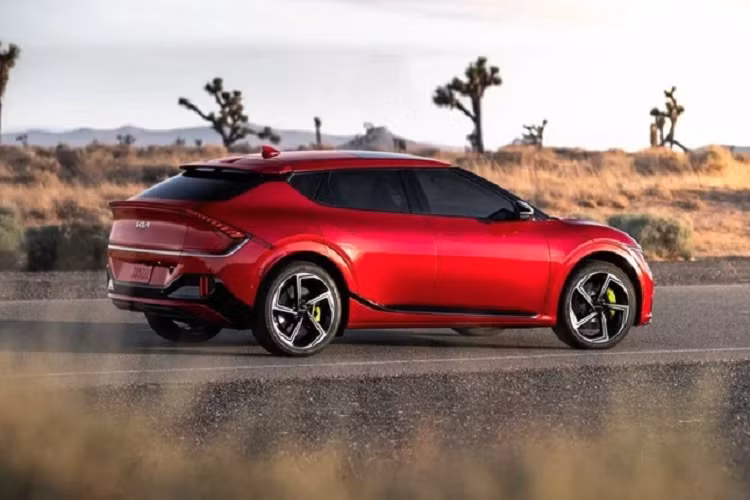 Cụ thể, Kia EV6 GT 2022 sẽ trang bị động cơ điện kép với tổng công suất lên đến 576 mã lực và mô-men xoắn lên đến 740 Nm.