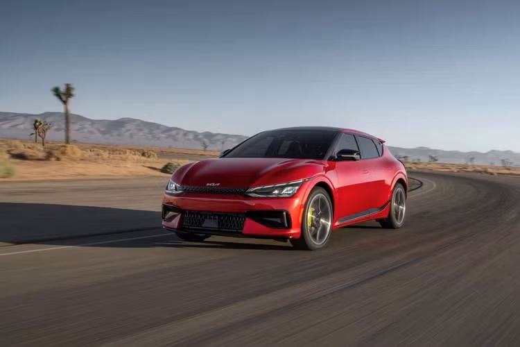 Kia EV6 GT 2022 mới với các điểm khác biệt nằm ở bộ mâm 21 inch, các nan ở các hốc hút gió, đèn phản quang ở cản sau và các chi tiết được mạ crôm, trong khi bộ bodykit thể thao được thừa hưởng từ bản GT-Line. Nổi bật ở ngoại hình là kẹp phanh màu xanh neon.