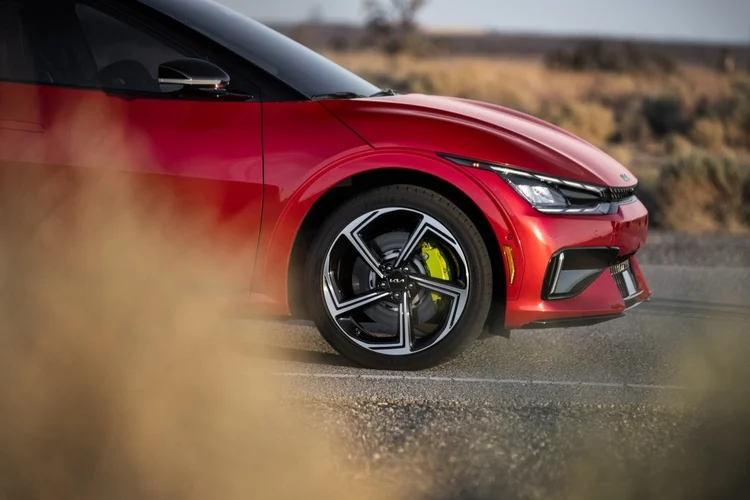 Bên trong xe là ghế thể thao được bọc da lộn, với chỉ khâu màu xanh nổi bật, nhiều chi tiết trên bản điều khiển cũng có màu xanh neon nhằm tạo điểm nhấn.