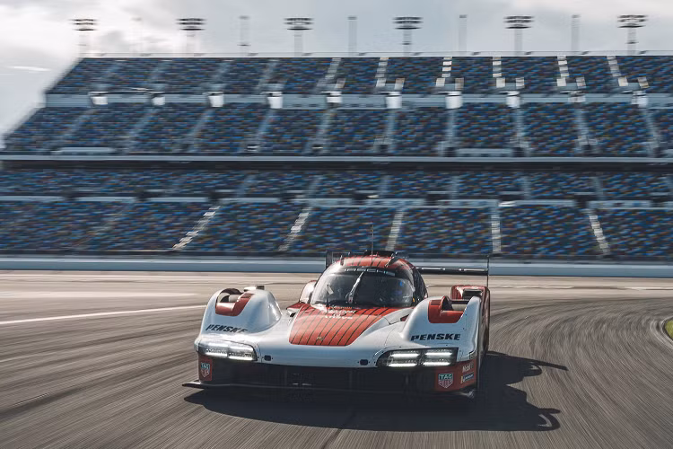 Các tay lái thử bao gồm Dane Cameron, Matt Campbell và Mathieu Jaminet đã cùng được giao nhiệm vụ lái xe trên chiếc xe số 03 dưới sự giám sát của Roger Penske.