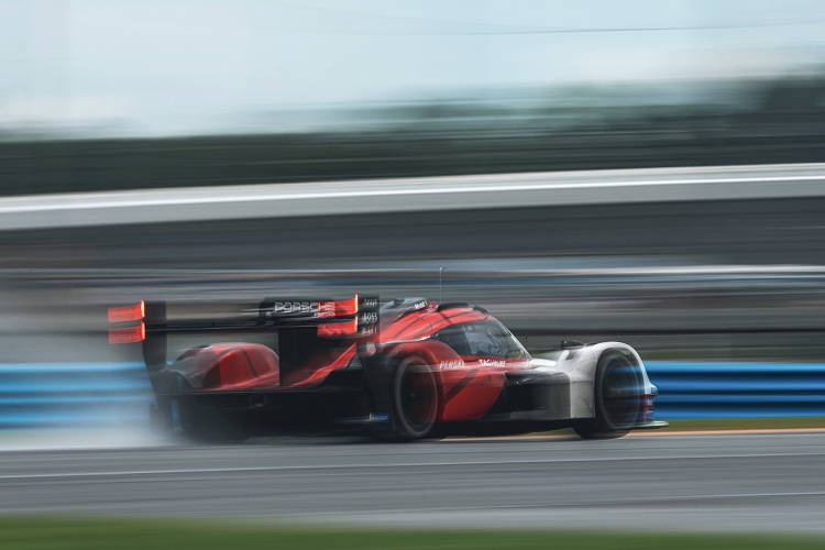 Điều đó rất quan trọng vì cuộc đua chính thức đầu tiên của chiếc xe sẽ diễn ra ngay tại đường đua này, cũng theo hướng mà chiếc xe đã được thử nghiệm trong những ngày vừa qua.