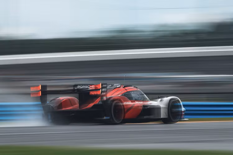 Điều đó rất quan trọng vì cuộc đua chính thức đầu tiên của chiếc xe sẽ diễn ra ngay tại đường đua này, cũng theo hướng mà chiếc xe đã được thử nghiệm trong những ngày vừa qua.