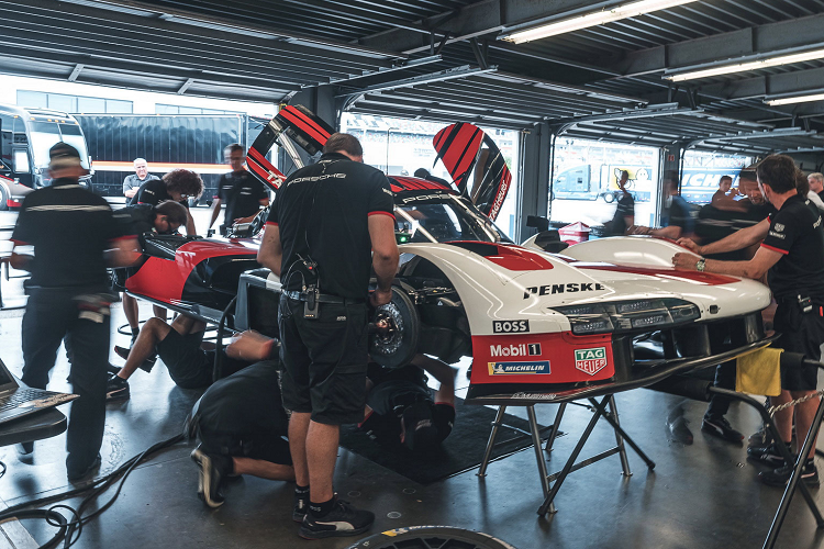 Điều đó giúp giải thích tại sao nhóm nghiên cứu đã chạy chiếc xe đến tận 10 giờ tối của ngày thử nghiệm cuối cùng. Porsche 963 hoàn toàn mới sẽ được chạy trong cuộc thi vào ngày 28/29 tháng 1/2023 trong 24 giờ Daytona.