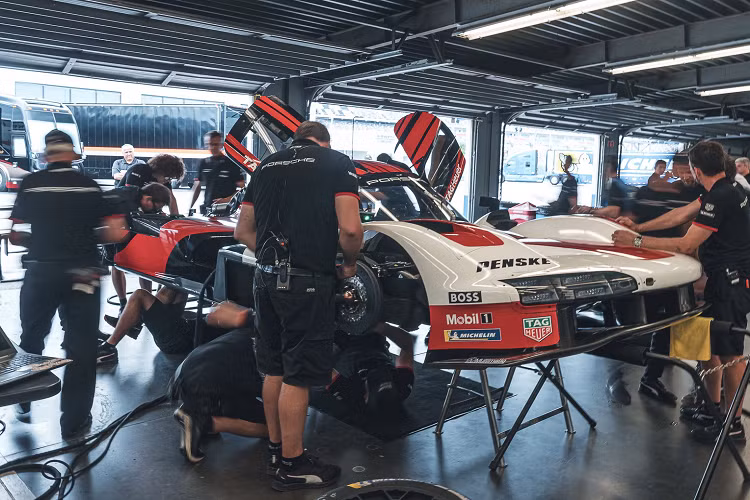 Điều đó giúp giải thích tại sao nhóm nghiên cứu đã chạy chiếc xe đến tận 10 giờ tối của ngày thử nghiệm cuối cùng. Porsche 963 hoàn toàn mới sẽ được chạy trong cuộc thi vào ngày 28/29 tháng 1/2023 trong 24 giờ Daytona.