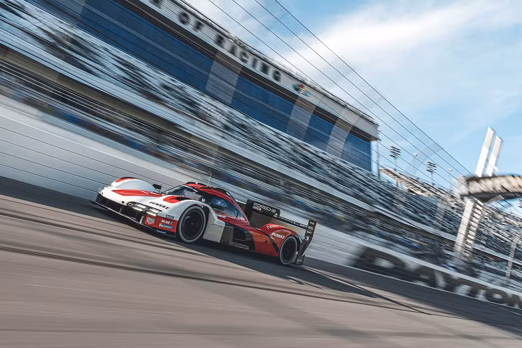 Trong quá trình thử nghiệm, nhóm đã tinh chỉnh cách người lái xe, thợ máy và kỹ sư tương tác với nhau và cải thiện thiết lập của 963.