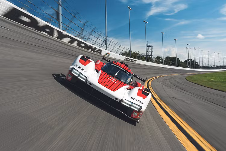 Trên thực tế, bài kiểm tra siêu xe Porsche 963 LMDh Prototype đã diễn ra với không ít thử thách. Lần thử nghiệm đầu tiên đã bị trì hoãn 90 phút vì sét đánh gần đường đua. Khi cuộc chạy bắt đầu, nhiệt độ dao động ở mức 35 độ C với độ ẩm hơn 90%, đẩy nhóm nghiên cứu và chiếc xe đến giới hạn đầy khắc nghiệt.