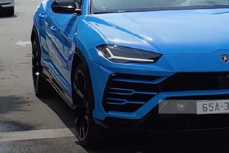 Nội thất siêu SUV Lamborghini Urus này có màu cam Hermes, xe có 2 màn hình giải trí liên kết với nhau qua hệ thống thông tin giải trí Lamborghini (LIS) tích hợp tính năng Apple CarPlay và Android Auto. Hàng ghế sau có thêm tùy chọn 2 màn hình giải trí cảm ứng.