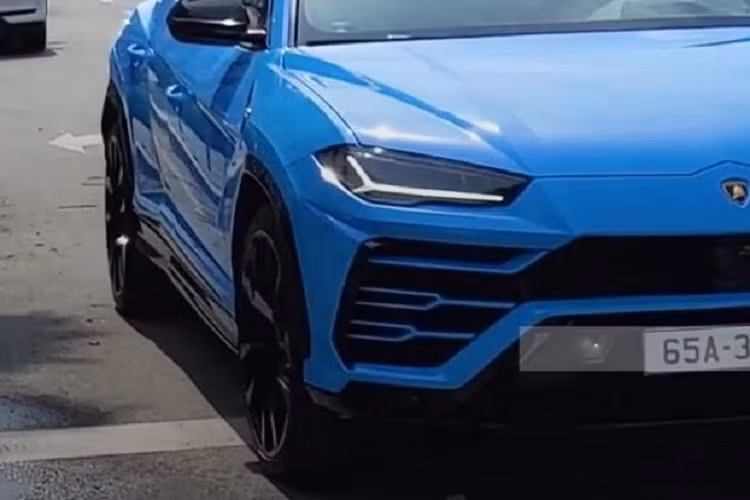Nội thất siêu SUV Lamborghini Urus này có màu cam Hermes, xe có 2 màn hình giải trí liên kết với nhau qua hệ thống thông tin giải trí Lamborghini (LIS) tích hợp tính năng Apple CarPlay và Android Auto. Hàng ghế sau có thêm tùy chọn 2 màn hình giải trí cảm ứng.