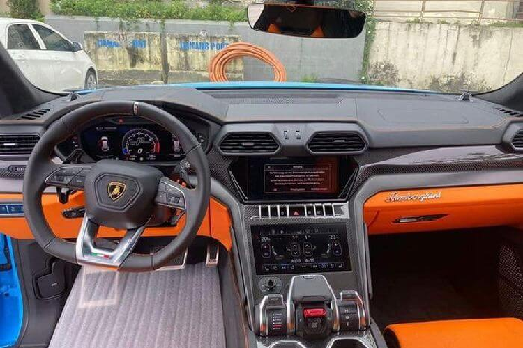 Ngoài màu sơn độc đáo và đẹp mắt, chiếc xe Lamborghini Urus này còn có nhiều tùy chọn đẹp mắt như mâm 23 inch sơn màu tối cùng viền cam, ống xả độ Akrapovic.