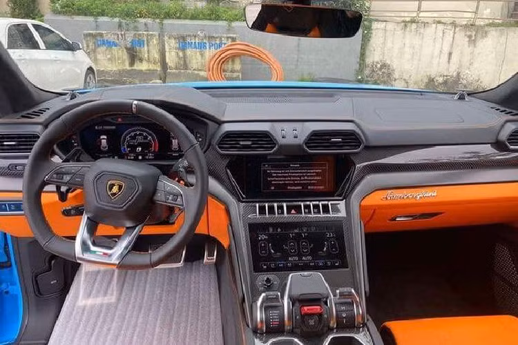 Ngoài màu sơn độc đáo và đẹp mắt, chiếc xe Lamborghini Urus này còn có nhiều tùy chọn đẹp mắt như mâm 23 inch sơn màu tối cùng viền cam, ống xả độ Akrapovic.