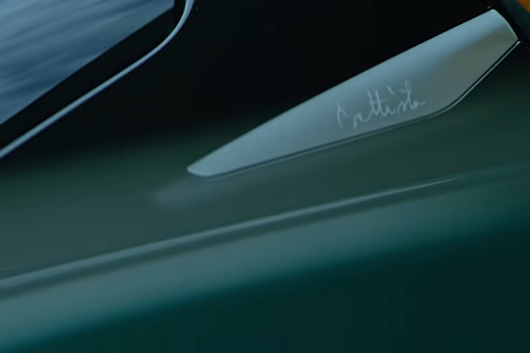 Pininfarina Battista chạy điện có tất cả 5 chế độ lái: Calma, Pura, Energiza, Furiosa, và Carattere. Trong đó, Calma truyền âm thanh nhẹ nhàng nhất, trong khi Furiosa truyền đến tai âm thanh có cường độ và sức mạnh lớn hơn. Dù sao đi nữa, đây là một hypercar điện có khả năng gia tốc từ 0-96 km/h trong dưới 2 giây, vậy nên cabin có thể tạo nên một âm thanh tương xứng tốc độ đó là chuyện hợp tình hợp lý.