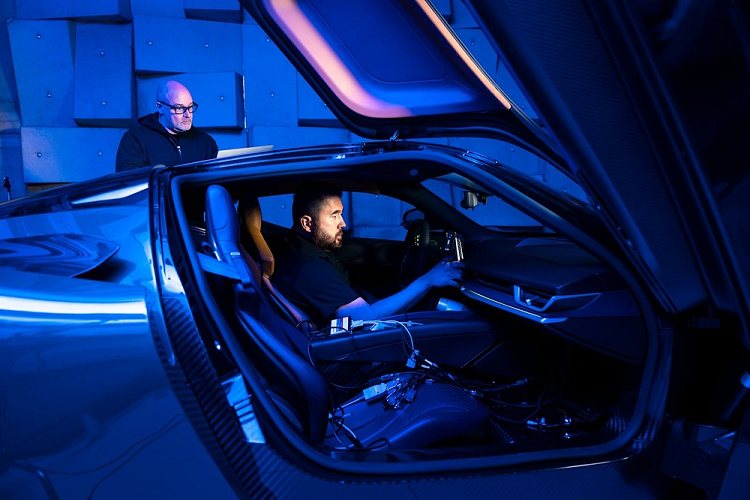 Mới đây, Pininfarina đã tung ra một video với nội dung đi sâu về triết lý đằng sau âm thanh nội thất đặc trưng cho siêu xe điện Battista, giải thích cách công ty làm nên nó và tại sao họ không làm khác biệt đi. 