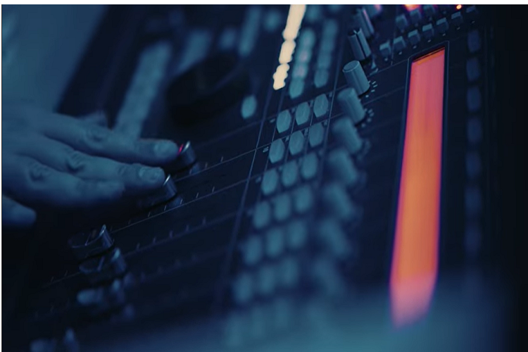 Đội ngũ kỹ sư âm thanh của công ty đã đi xa đến mức tinh chỉnh hệ thống âm thanh nền trong một buồng chống dội âm, một căn phòng 100% không có tiếng vọng. Dựa theo video ở trên, âm thanh trầm, mượt của Battista quả thực rất thú vị, khiến người nghe cảm giác như đang lái một phương tiện viễn tưởng, nhưng không quá giả tạo.