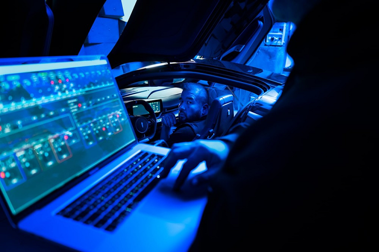 Giống như nhiều mẫu xe điện với âm thanh giả mạnh mẽ được phát trong cabin khi lái xe (âm thanh thường lớn hơn ở chế độ Sport), Pininfarina đã bắt đầu với âm thanh mô tơ điện thật mà chiếc xe tạo ra, nhưng rồi bồi đắp thêm cho nó.