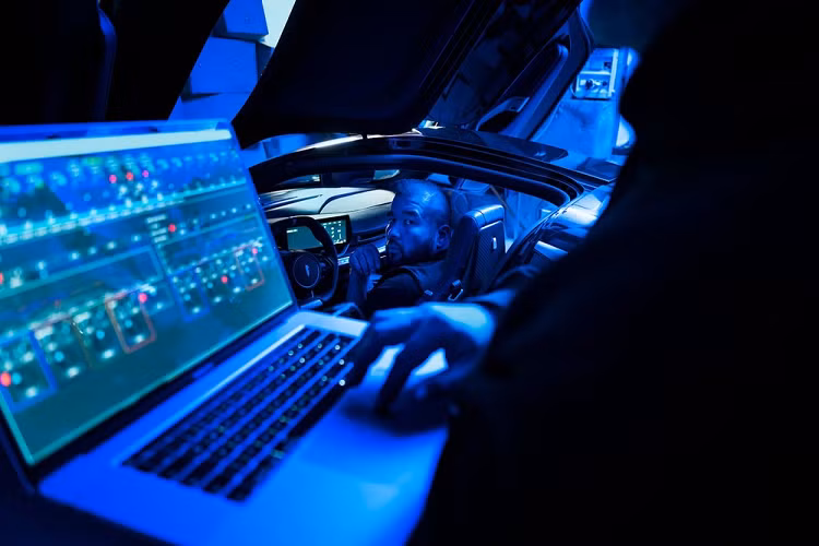 Giống như nhiều mẫu xe điện với âm thanh giả mạnh mẽ được phát trong cabin khi lái xe (âm thanh thường lớn hơn ở chế độ Sport), Pininfarina đã bắt đầu với âm thanh mô tơ điện thật mà chiếc xe tạo ra, nhưng rồi bồi đắp thêm cho nó.