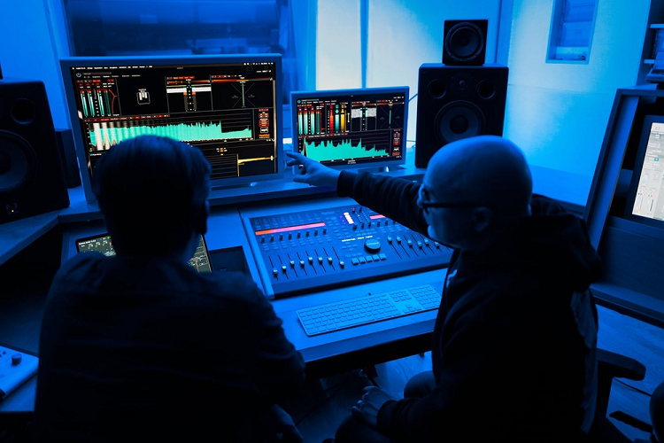 Như được biết, siêu xe Pininfarina Battista có không ít điểm tương đồng với Rimac Nevera, vì cùng chia sẻ chung khung gầm, hệ truyền động, và công nghệ. Battista yếu hơn một vài mã lực so với Nevera, và cũng có tốc độ tối tổng thể thấp hơn, nhưng nó trông có vẻ lôi cuốn hơn, và dĩ nhiên là có “chất Ý” hơn mẫu xe của Rimac. Nói cách khác, sản phẩm mới của Pininfarina có phong cách giống một siêu xe truyền thống từ Ý hơn “người họ hàng” đến từ Croatia.