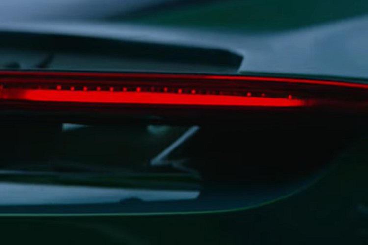 Sử dụng phần mềm thiết kế riêng, các bộ synthesizer (một loại nhạc cụ điện tử) đặc biệt, và 12 loa từ Naim Audio, âm thanh được truyền tới người ngồi trên xe sẽ được dựa trên tốc độ, thao tác lái, mức độ mô-men xoắn, và chế độ lái.